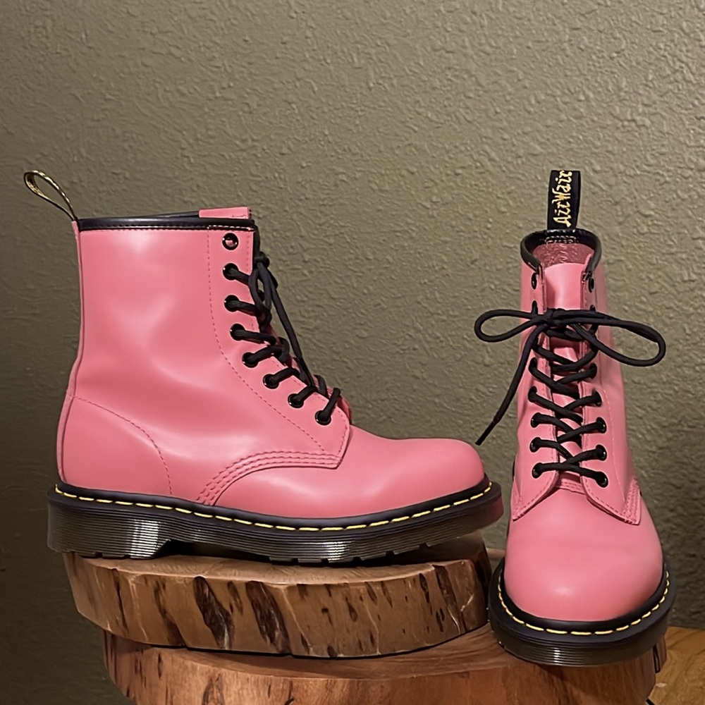 HTF COLOR DR MARTENS SMOOTH LEATHER BOOTS